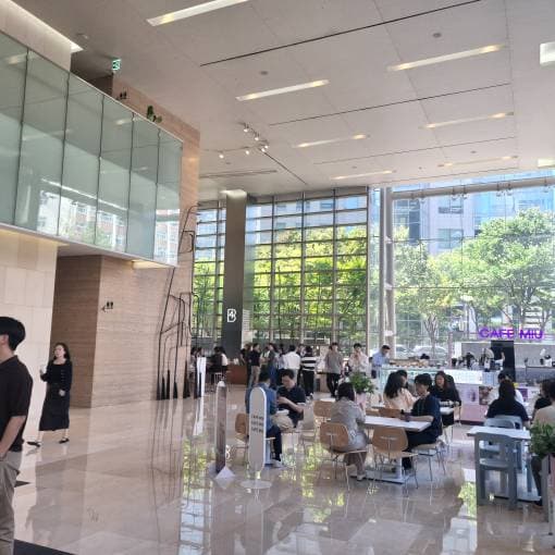 광화문 대형오피스빌딩 로비 카페